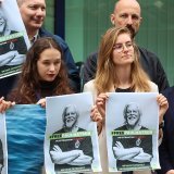 En détention au Groenland et menacé d'extradition au Japon, l'écologiste Paul Watson - ici soutenu par des députés européens - demande l'asile politique à la France. KEYSTONE/EPA/OLIVIER HOSLET